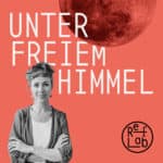 Podcast-Cover "unter freiem Himmel": Evelyne steht lächelnd, mit verschränkten Armen, vor einem roten Hintergrund, über ihr schwebt der Mond, rechts das RefLab-Logo.