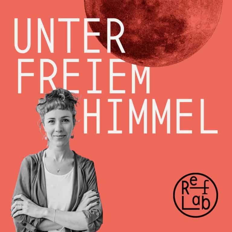 Podcast-Cover "unter freiem Himmel": Evelyne steht lächelnd, mit verschränkten Armen, vor einem roten Hintergrund, über ihr schwebt der Mond, rechts das RefLab-Logo.